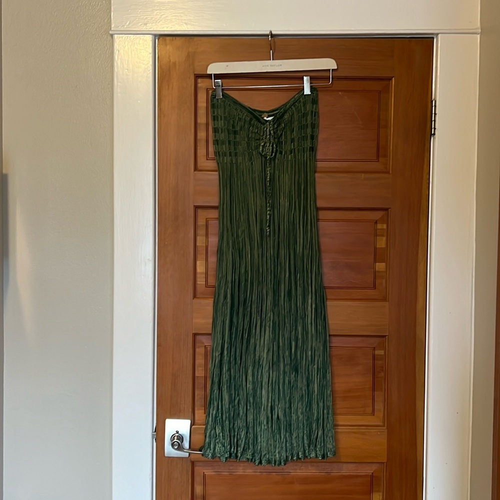 Free People sundress with keyhole detail. Can be worn as skirt, too. Stretchy. M